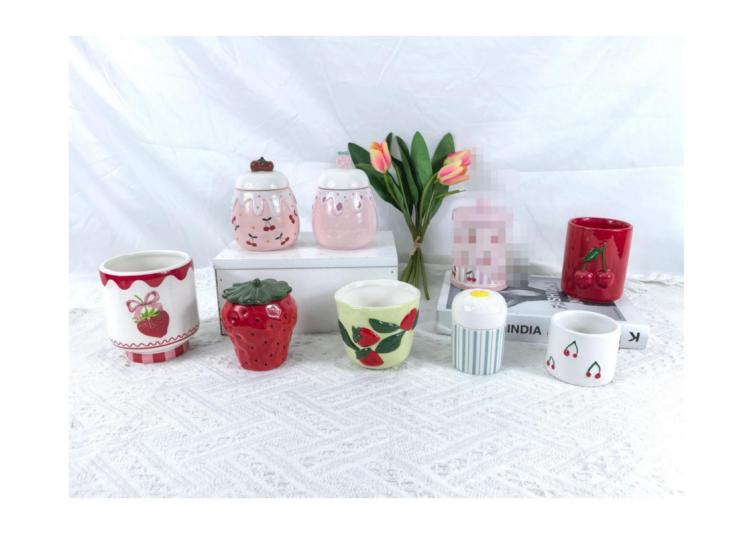 Suporturi de lumânări din ceramică cu tematică de căpșuni și cireșe: iluminați viața cu o distracție dulce de copil