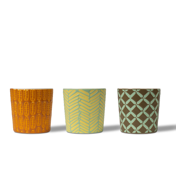 Suporturi ceramice cu relief geometric în trei culori: lăsați lumina lumânărilor și arta să vă lumineze spațiul de locuit