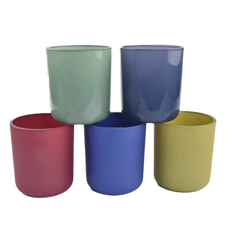 Suport de lumânare din sticlă cu cinci culori: o practică a culorii și luminii în design minimalist