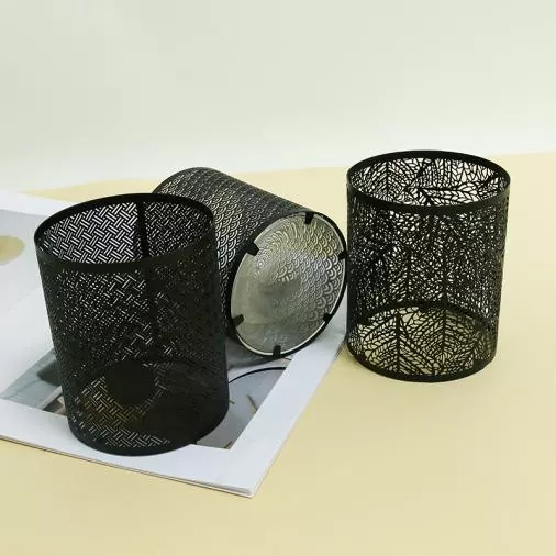 Suport de lumânare din metal negru