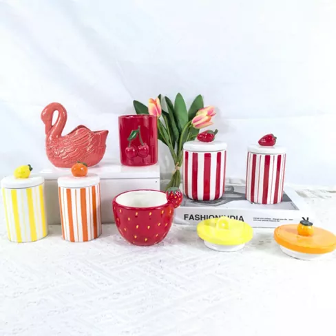 Suport pentru lumânări din ceramică în formă de flori și fructe