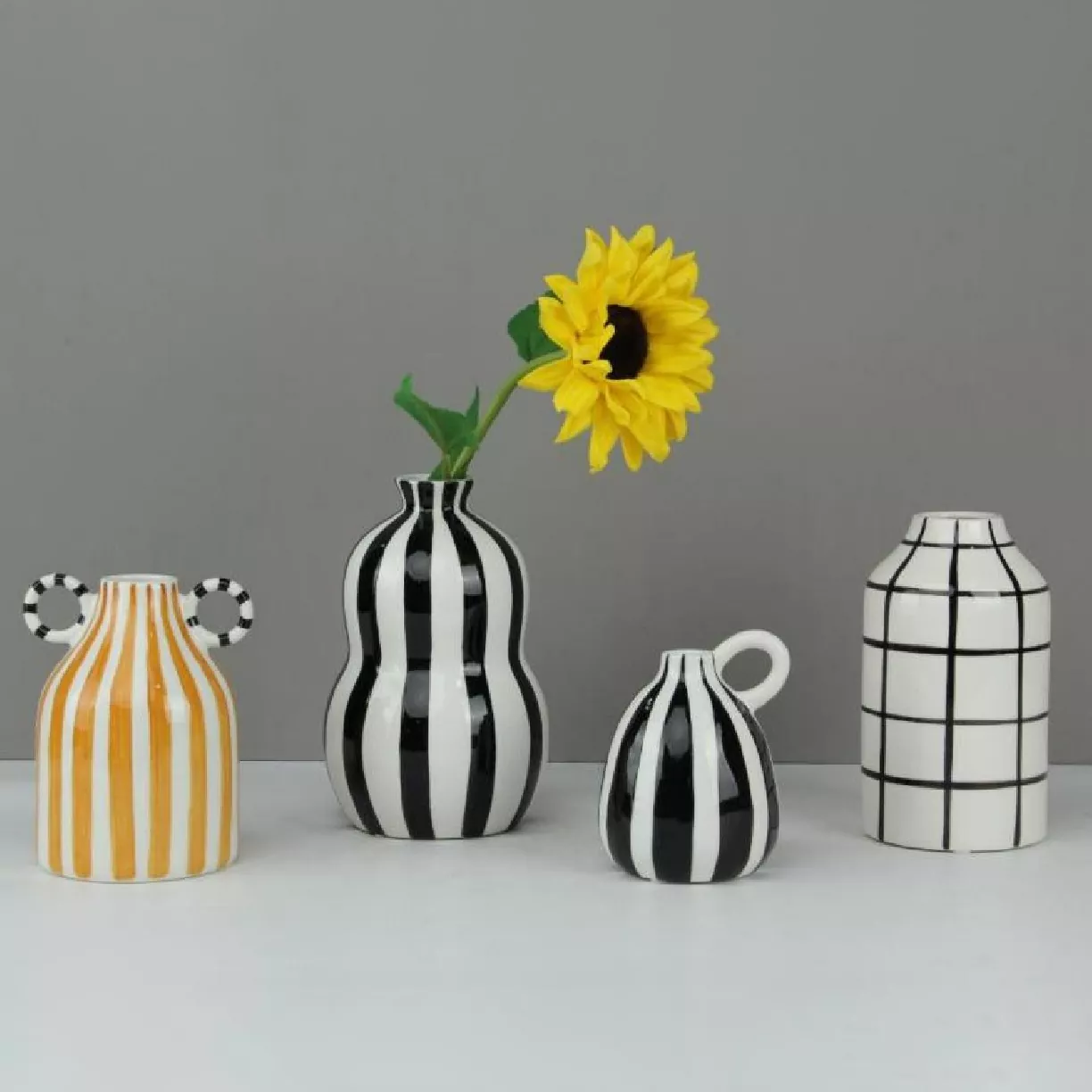 Vasă din ceramică cu linie geometrică Vasă din ceramică cu linie geometrică