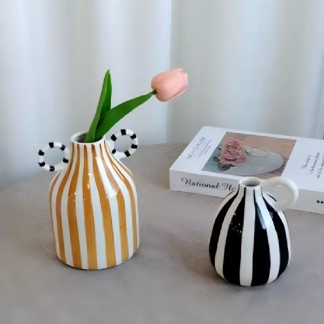 Vasă din ceramică cu linie geometrică