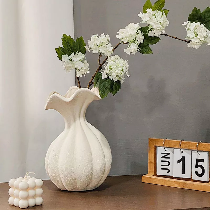 Vasă din ceramică modernă naturală